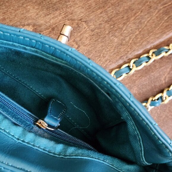 GUESS Quilted Green Leather Shoulder Bag - Picture 16 of 16